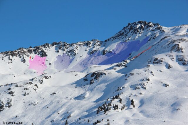 Lawinenabgänge Marchkopf: Ganz links: Lawine mit Einfahrtsspur. Ganz rechts als dünner Streifen dargestellt: Die am selben Tag früher vermutlich von Wintersportlern ausgelöste Schneebrettlawine. (Foto: 10.02.2022)
