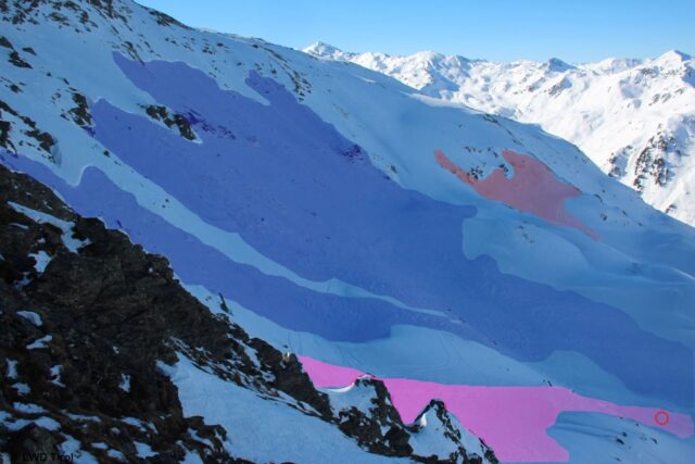Lawinenabgänge Marchkopf in den Östlichen Tuxer Alpen: Am 08.02. löste ein Wintersportler primär das im Vordergrund ersichtliche Schneebrett aus und wurde beim Kreis total verschüttet. LVS-Gerät war nicht eingeschaltet dabei. Person konnte durch herausragenden Ski gerade noch rechtzeitig geborgen werden. Sekundär löste sich die blau eingefärbte Lawine. Das rot eingefärbte Schneebrett im Hintergrund wurde am selben Tag bereits etwas früher vermutlich auch von Wintersportlern ausgelöst. (Foto: 10.02.2022)