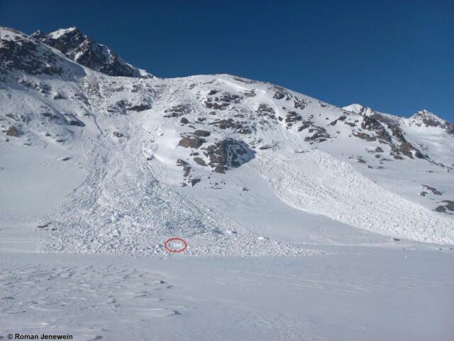 Sulztal im Nahbereich der Amberger Hütte: Das Schneebrett löste sich während der Abfahrt eines Wintersportlers. Kopf war außerhalb der Lawine. Personen konnten den Betroffenen unverletzt ausgraben. (Foto: 09.02.2022)