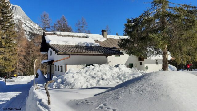 Erhöhte Wahrscheinlichkeit von Dachlawinen durch Regeneintrag und Wärmeeinfluss. M;ieminger Gebirge (Foto: 12.02.2022) Erhöhte Wahrscheinlichkeit von Dachlawinen durch Regeneintrag und Wärmeeinfluss. M;ieminger Gebirge (Foto: 12.02.2022)