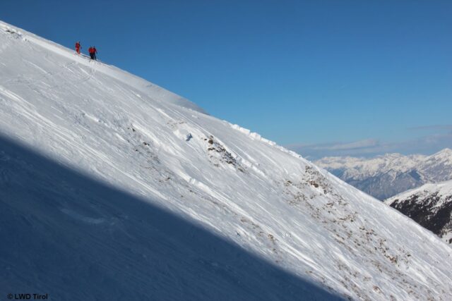 Blick von der Lawinenbahn in Richtung des Rückens. Man erkennt sehr gut die von rechts nach links deutlich abnehmende Anrissmächtigkeit des Schneebretts. (Foto: 14.02.2022)