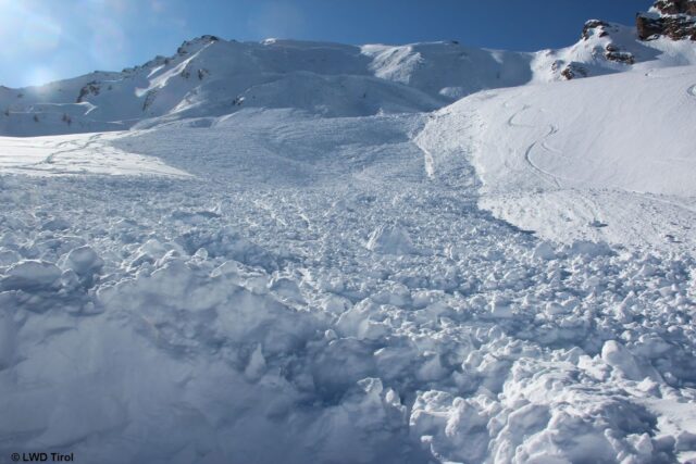 Verschüttungsstelle im Vordergrund samt Lawinenanriss ganz im Hintergrund. (Foto: 14.02.2022)