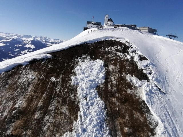 Gleitschneelawine, die sich am 14.02. unterhalb der Hohen Salve in den Westlichen Kitzbüheler Alpen löste. Ein Lawineneinsatz konnte abgebrochen werden. Gleitschneelawine, die sich am 14.02. unterhalb der Hohen Salve in den Westlichen Kitzbüheler Alpen löste. Ein Lawineneinsatz konnte abgebrochen werden.