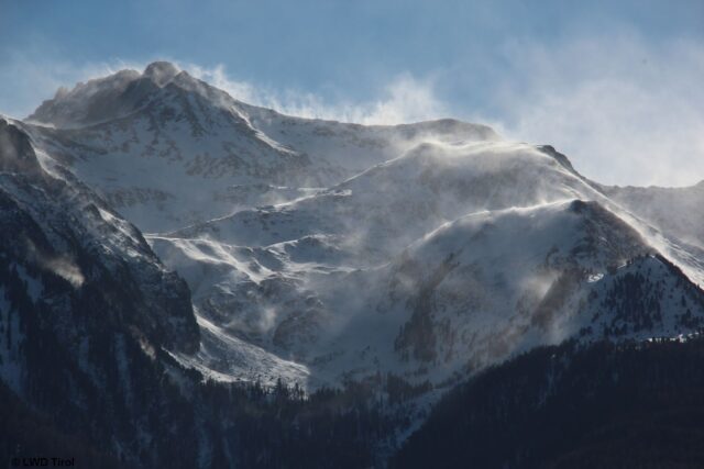 Bezeichnend für ganz Tirol. Umfangreiche Schneeverfrachtungen. Grießkogelgruppe (Foto: 21.02.2022)