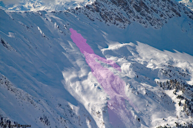 Spontaner Lawinenabgang vom 22.02.. Zunehmende Auflast aufgrund umfangreicher Schneeverfrachtungen. Nördliche Zillertaler Alpen, NO, 2400m (Foto: 23.02.2022)