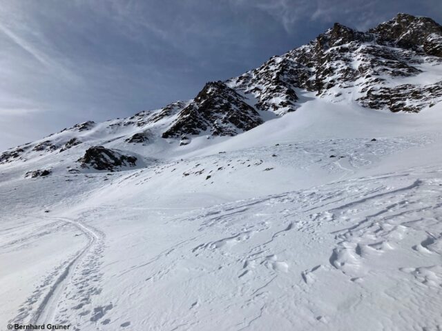 Ein häufiges Bild der Schneeoberfläche in Tirol: Stark vom Wind gezeichnet. Zudem für die Jahreszeit wenig Schnee. Deferegger Berge. (Foto: 24.02.2022)