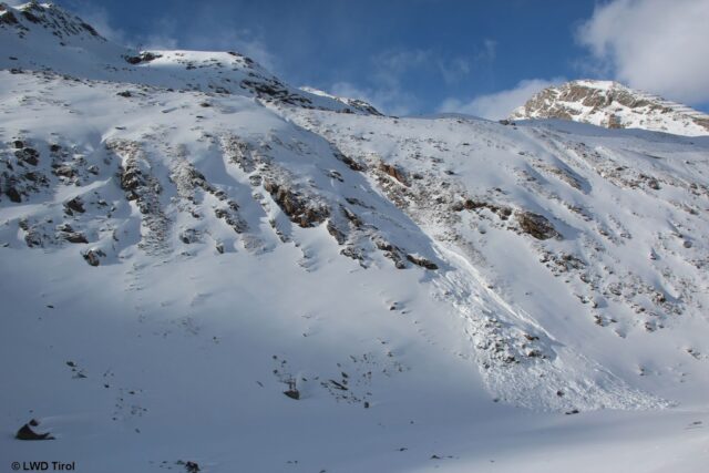 Bei diesem Schneebrett im Rettenbachtal wurde eine Person am 24.02.2022 verletzt. (Foto: 25.02.2022) Bei diesem Schneebrett im Rettenbachtal wurde eine Person am 24.02.2022 verletzt. (Foto: 25.02.2022)