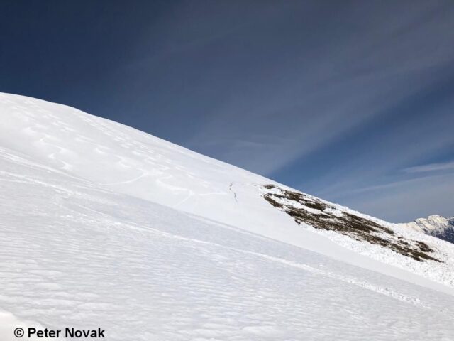 Diese Gleitschneelawine unterhalb der Nockspitze führte aufgrund einer Einfahrtsspur, die unten nicht unmittelbar ausgemacht werden konnte, zu einem Lawineneinsatz. (Foto: 02.03.2022) Diese Gleitschneelawine unterhalb der Nockspitze führte aufgrund einer Einfahrtsspur, die unten nicht unmittelbar ausgemacht werden konnte, zu einem Lawineneinsatz. (Foto: 02.03.2022)