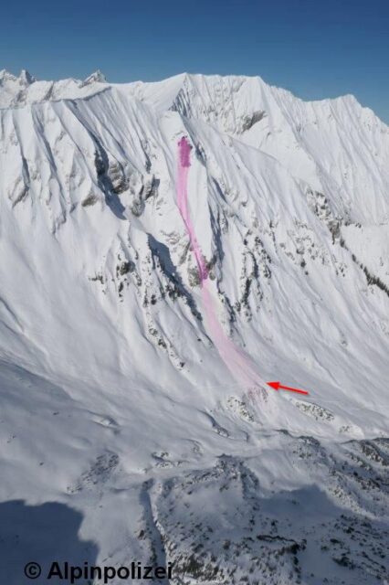 Eine Gleitschneelawine, die sich am Egger Muttekopf löste und Skitourengeher im Aufstieg zur Namloser Wetterspitze teilweise verschüttete. (Foto: 27.02.2022) Eine Gleitschneelawine, die sich am Egger Muttekopf löste und Skitourengeher im Aufstieg zur Namloser Wetterspitze teilweise verschüttete. (Foto: 27.02.2022)