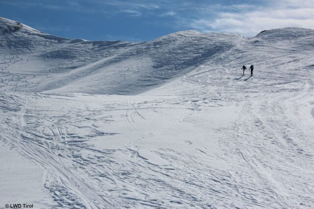 Ein recht häufiges Bild: Stark verspurtes Gelände auf beliebten Skitourenzielen. Tuxer Alpen (Foto: 03.03.2022) Ein recht häufiges Bild: Stark verspurtes Gelände auf beliebten Skitourenzielen. Tuxer Alpen (Foto: 03.03.2022)