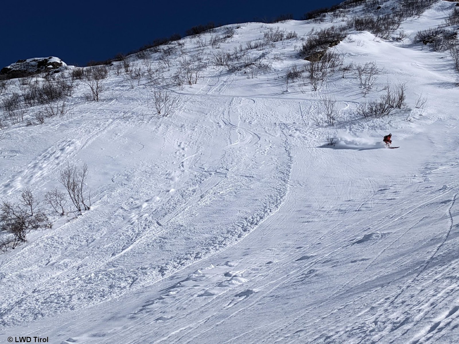 Absturzgefahr auf hart gefrorener Schneeoberfläche überwiegt Lawinengefahr!