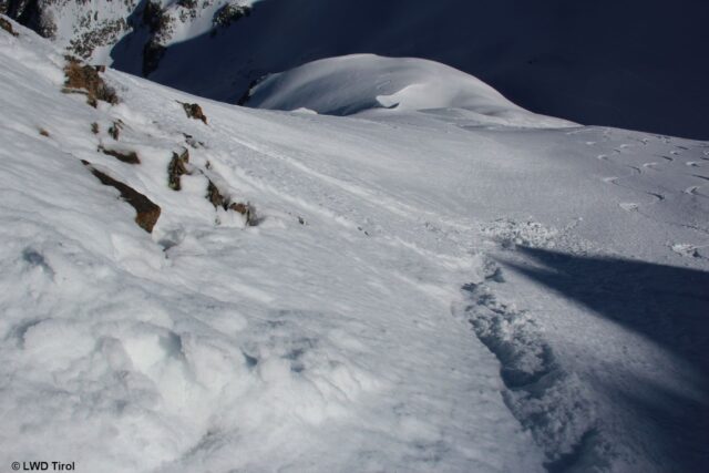 Ein kleiner feuchter Rutsch im extrem steilen, nach Süden ausgerichteten Gelände. Ötztaler Alpen (Foto: 10.03.2022)