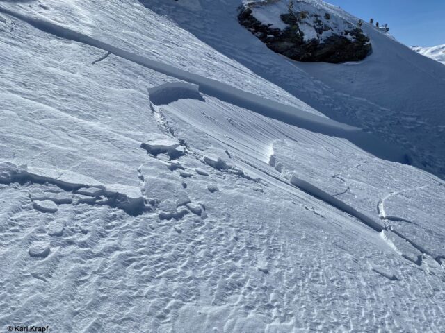 Kleinräumige Triebschneepakete im Wattental in den Tuxer Alpen (Foto: 11.03.2022)