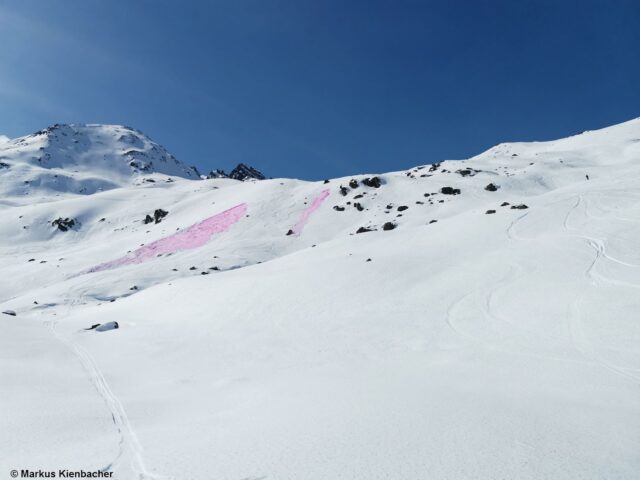Kleine feuchte/nasse Schneebrettlawinen Rifflsee / Pitztal (Foto: 12.03.2022)