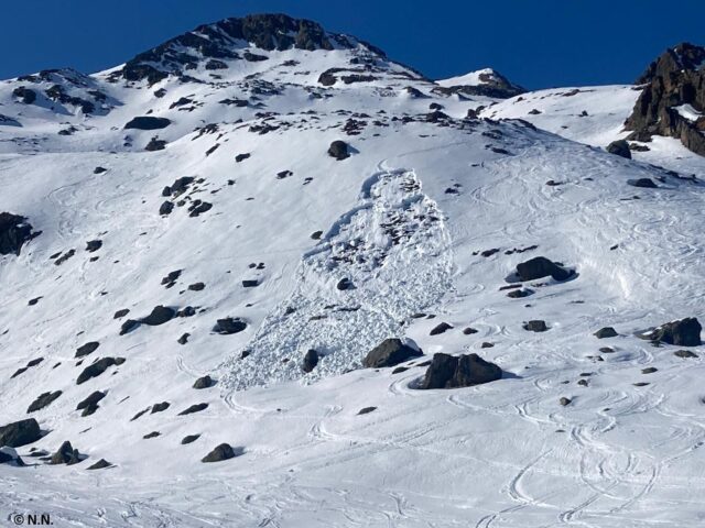 Kleine Schneebrettlawine vom 14.03. Lampsenspitze, Nördliche Stubaier Alpen. Man erkennt eine Einfahrtsspur.