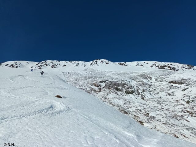 Lawinenabgang Winterstall vom 14.03.2022. Geringmächtige Schneedecke, die bei einer geringen Schneemächtigkeit bis zum Boden abging. SO, ca. 35°