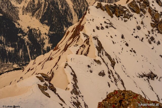 Links im Bild ist Süden: Von dort kam am 15.03. der Saharastaub zu uns. Der Himmel war zum Fotozeitpunkt im Süden durch Saharastaub dünkler als im Norden. Dies spiegelte sich an der Schneeoberfläche wieder (Foto: 15.03.2022) Links im Bild ist Süden: Von dort kam am 15.03. der Saharastaub zu uns. Der Himmel war zum Fotozeitpunkt im Süden durch Saharastaub dünkler als im Norden. Dies spiegelte sich an der Schneeoberfläche wieder (Foto: 15.03.2022)