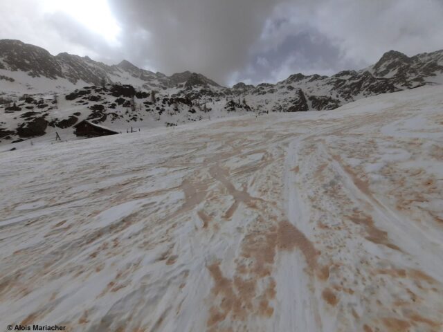 Saharastaub färbt die Schneedecke. Deferegger Berge (Foto: 17.03.2022) Saharastaub färbt die Schneedecke. Deferegger Berge (Foto: 17.03.2022)