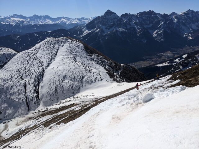 Große Gleitschneelawine auf der Südseite der Nockspitze in den Nördlichen Stubaier Alpen (Foto: 23.03.2022)