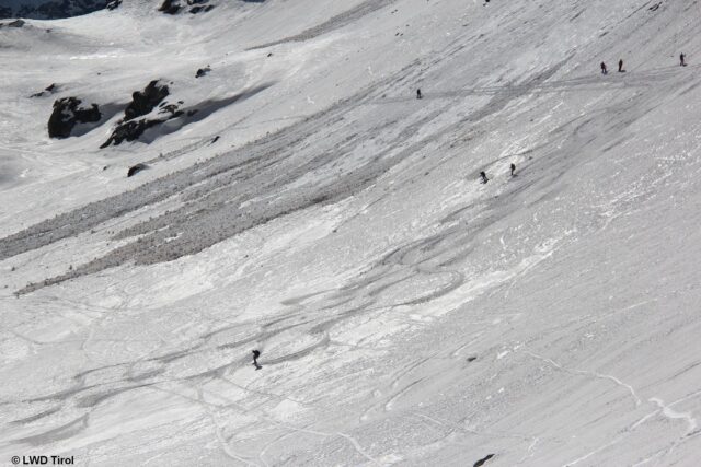 Unregelmäßige Altschneeoberfläche. Silvretta. (Foto: 25.03.2022) Unregelmäßige Altschneeoberfläche. Silvretta. (Foto: 25.03.2022)