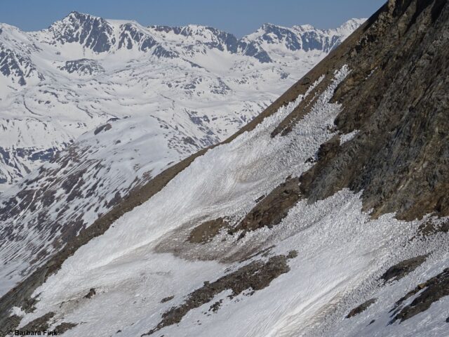 Außergewöhnlich rau und unregelmäßig: Büßerschnee im sehr steilen besonnten Gelände. Liebenerspitze - Ötztaler Alpen. (Foto: 26.03.2022) Außergewöhnlich rau und unregelmäßig: Büßerschnee im sehr steilen besonnten Gelände. Liebenerspitze - Ötztaler Alpen. (Foto: 26.03.2022)