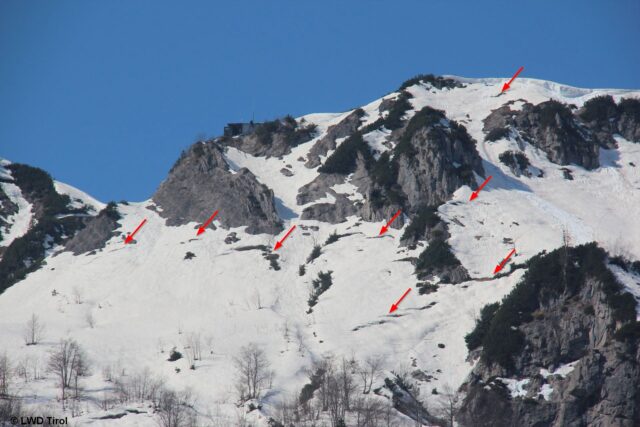 Risse in der Schneedecke als Zeichen für eine Gleitbewegung der Schneedecke. Griesner Alm - Wilder Kaiser (Foto: 28.03.2022) Risse in der Schneedecke als Zeichen für eine Gleitbewegung der Schneedecke. Griesner Alm - Wilder Kaiser (Foto: 28.03.2022)