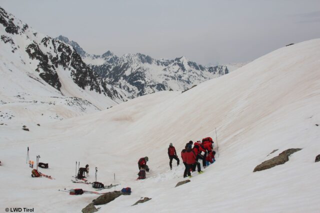 Schneedeckenuntersuchung gemeinsam mit Lawinenhundeführer in Kühtai in den Nördlichen Stubaier Alpen. (Foto: 29.03.2022) Schneedeckenuntersuchung gemeinsam mit Lawinenhundeführer in Kühtai in den Nördlichen Stubaier Alpen. (Foto: 29.03.2022)