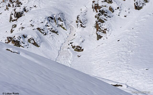 Eine von einem Wintersportler ausgelöste Lockerschneelawine (Foto: 04.04.2022) Eine von einem Wintersportler ausgelöste Lockerschneelawine (Foto: 04.04.2022)