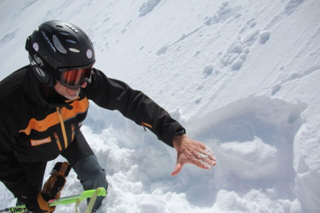 Knapp unterhalb der Schneeoberfläche lagert mancherorts eine ausgeprägte Graupelschicht. Stubaier Alpen (Foto: 07.04.2022) Knapp unterhalb der Schneeoberfläche lagert mancherorts eine ausgeprägte Graupelschicht. Stubaier Alpen (Foto: 07.04.2022)