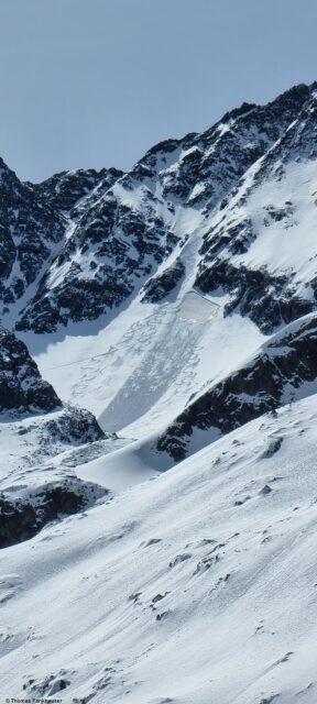 Schneebrettlawine vom 12.04. im Bereich der Knotenspitze in den Nördlichen Stubaier Alpen.