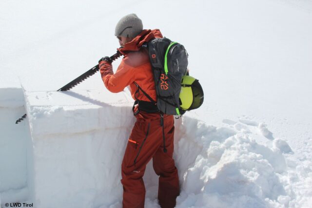Bei Schneedeckenuntersuchungen konzentrieren wir uns vermehrt auf oberflächennahen Schichten bis zur Saharastaubschicht, die am Bild gut zu erkennen ist. Dort haben sich in jüngerer Vergangenheit teilweise Schwachschichten gebildet. Vereinzelt sind diese bösartig und somit noch störanfällig. Stubaier Alpen (Foto: 12.04.2022)