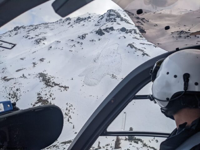 Anflug der Christophorus-Crew zu einem Lawinenabgang auf der Nordseite des Glungezers in den Westlichen Tuxer Alpen. 2300m. Es wurde niemand verschüttet. (Foto: 15.04.2022) Anflug der Christophorus-Crew zu einem Lawinenabgang auf der Nordseite des Glungezers in den Westlichen Tuxer Alpen. 2300m. Es wurde niemand verschüttet. (Foto: 15.04.2022)