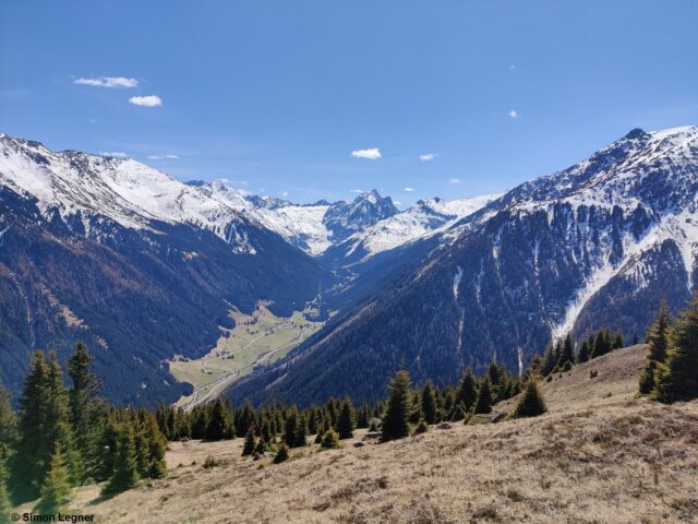In tiefen und mittleren Höhenlagen sowie sonnseitig bis in große Höhen aper - Lüsenstal (Foto: 18.04.2022) In tiefen und mittleren Höhenlagen sowie sonnseitig bis in große Höhen aper - Lüsenstal (Foto: 18.04.2022)