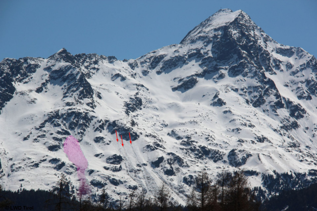 Pfeile: Spontane Lockerschneelawinen; Magenta: Spontanes Schneebrett, Nordseite Nederkogel in der Gurgler Gruppe (Foto: 20.04.2022) Pfeile: Spontane Lockerschneelawinen; Magenta: Spontanes Schneebrett, Nordseite Nederkogel in der Gurgler Gruppe (Foto: 20.04.2022)