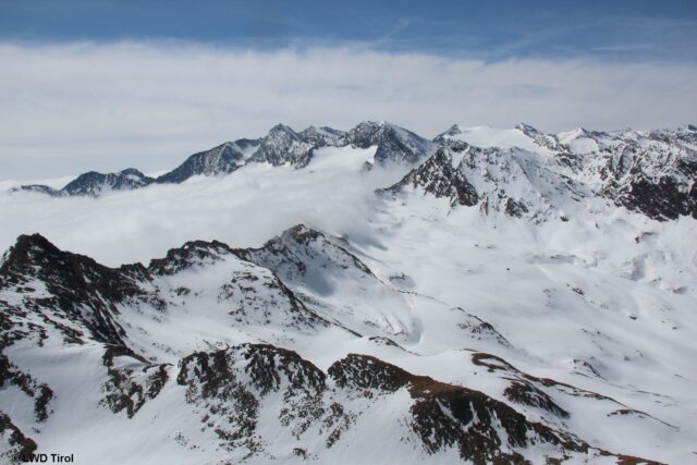 Der Alpenhauptkamm am 21.04.2022 als Wetterscheide: Im Süden bereits bedeckt, im Norden großteils sonnig. Gurgler Gruppe Der Alpenhauptkamm am 21.04.2022 als Wetterscheide: Im Süden bereits bedeckt, im Norden großteils sonnig. Gurgler Gruppe