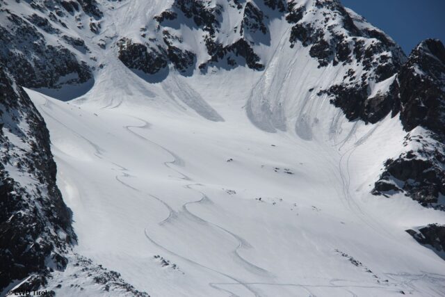 Lockerschneerutsche aus extrem steilem Gelände. Stubaier Gletscher. (Foto: 28.04.2022)