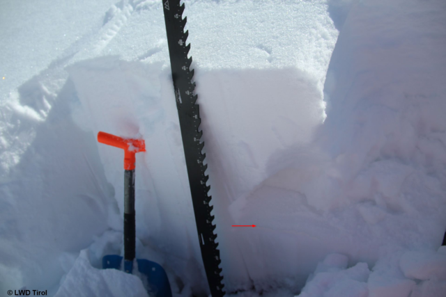 Auf 3040m, NO in den Stubaier Alpen konnten im Bereich von Krusten nur Teilbrüche erzeugt werden. Schwachschichten waren dort also zu wenig ausgeprägt, als dass sie gefährlich hätten sein können. (Foto: 28.04.2022)
