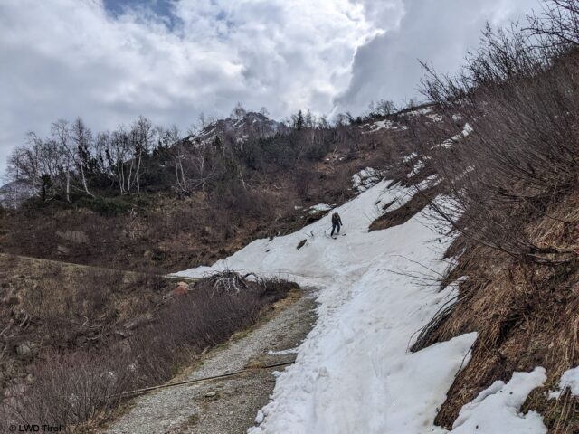 Unterwegs in den Zentralen Stubaier Alpen. Ohne Skitragen gehts häufig nicht mehr... (Foto: 04.05.2022)