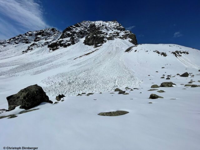 Frische Lockerschneelawinen im hinteren Kaunertal (Foto: 05.05.2022)