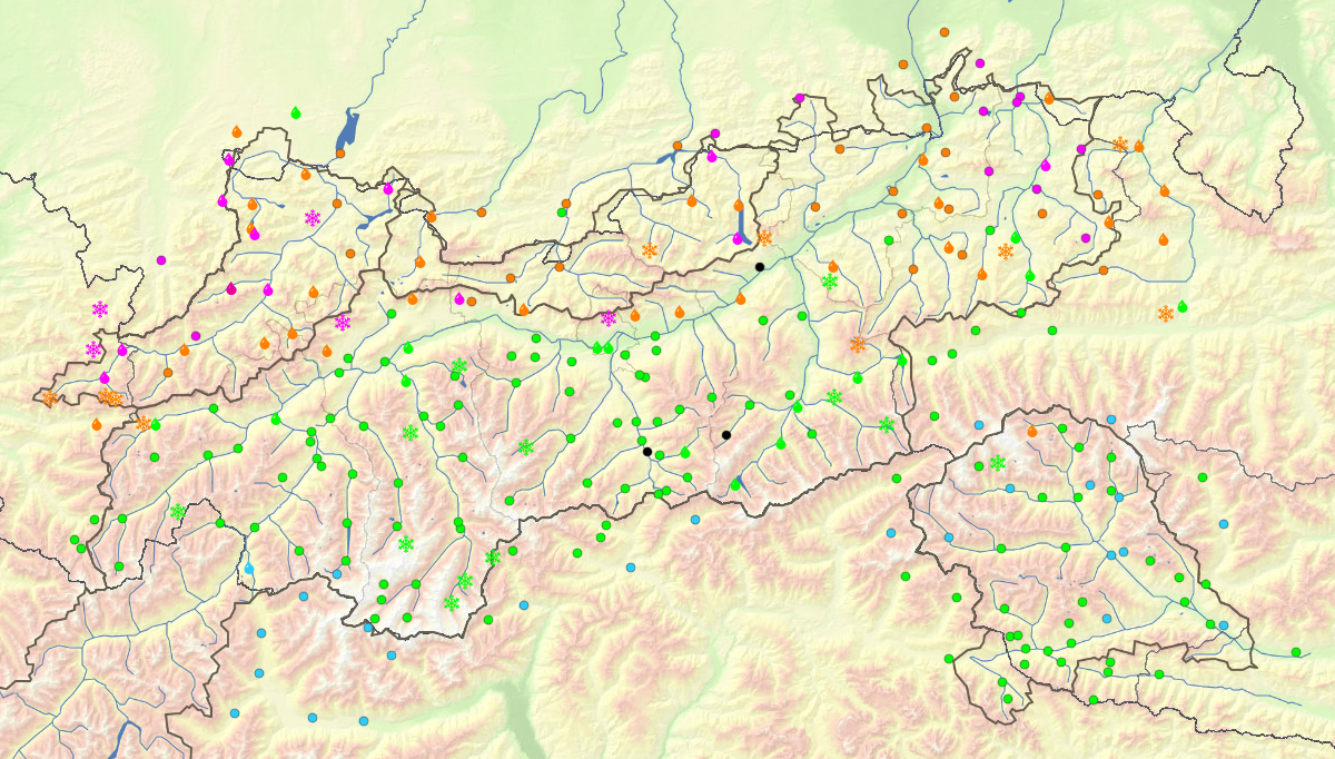 In größeren Höhen kurzfristig auf Gleitschneeaktivität, Lockerschneerutsche und kleinräumige Triebschneepakete achten