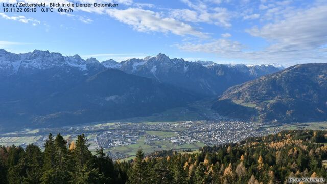In den Lienzer Dolomiten und am Karnischen Kamm lag vor den Schneefällen schattseitig bereits Schnee. Unseren Infos nach ist dieser oberflächig verkrustet, darunter häufig locker.