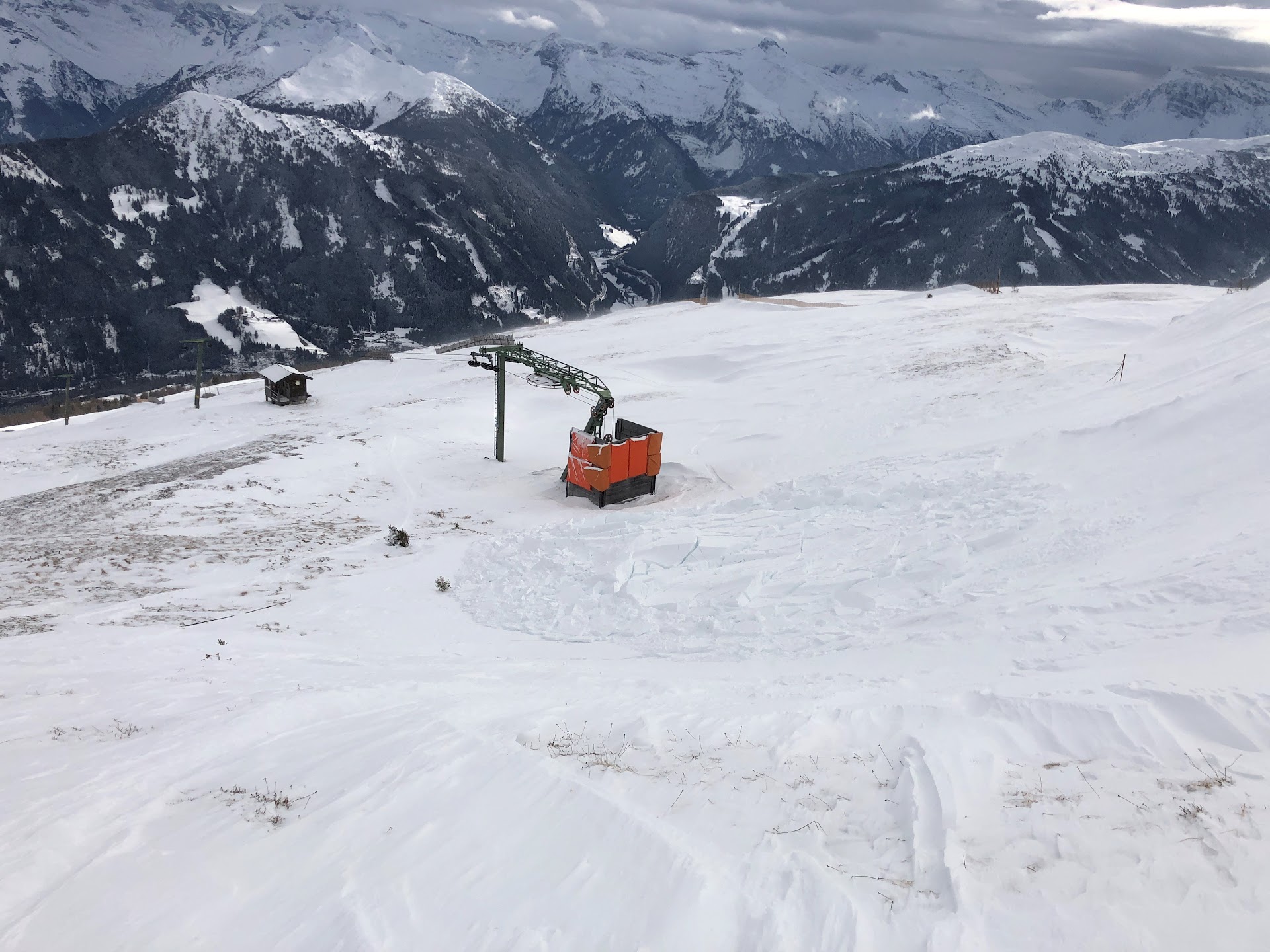 Vorsicht: Frische, (teilweise sehr) störanfällige Triebschneepakete durch starken Windeinfluss!