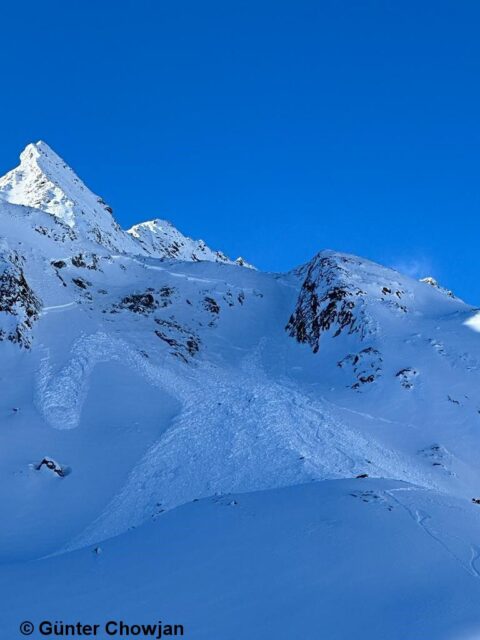 Lawinenauslösung durch zwei Skifahrer im Bereich der Fernau Bergstation am Stubaier Gletscher aus. (Foto: 06.12.2022)