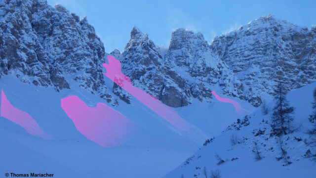 Spontane Lawinen mit geringer Anrissmächtigkeit in den Lienzer Dolomiten. Im Kammbereich erkennt man Schneefahnen. (Foto: 06.12.2022)