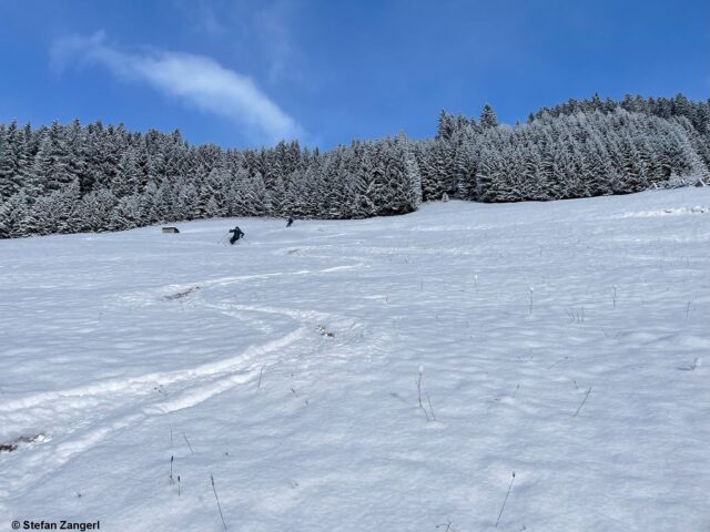 Relativ stressreduziertes Abfahrtserlebnis trotz wenig Schnees: Foto vom 11.12. aus dem Außerfern. Vergleichsweise besser ist die Schneelage aktuell in den Kitzbüheler Alpen.
