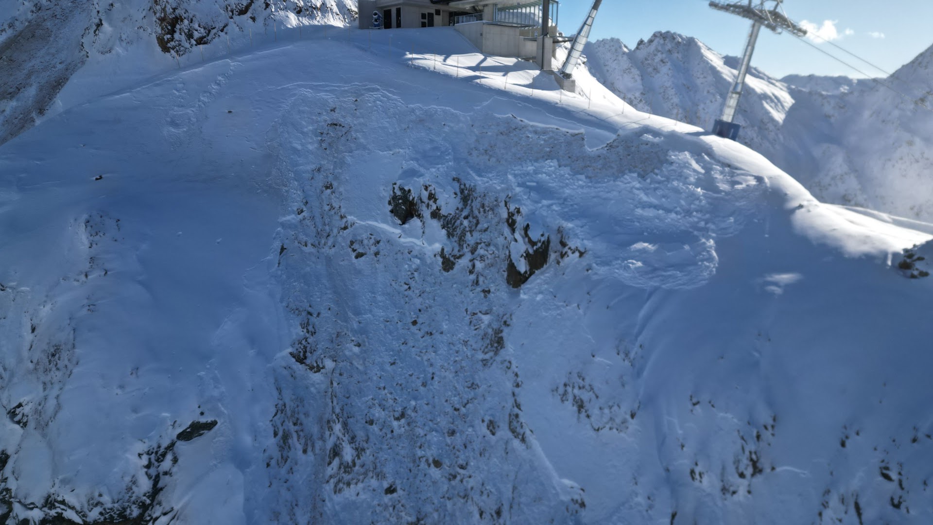 In den windbeeinflussten Gebieten entstehen sehr störanfällige Triebschneepakete