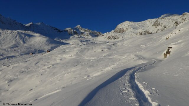 Etwas winterlicher schaut es im nördlichen Osttirol aus: Dennoch bricht man häufig bis zum Boden durch (Foto: 12.12.2022)
