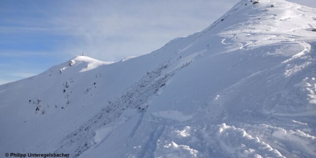 Kammnahes Schneebrett in einem Schattenhang in den Östlichen Deferegger Alpen (Foto: 14.12.2022)