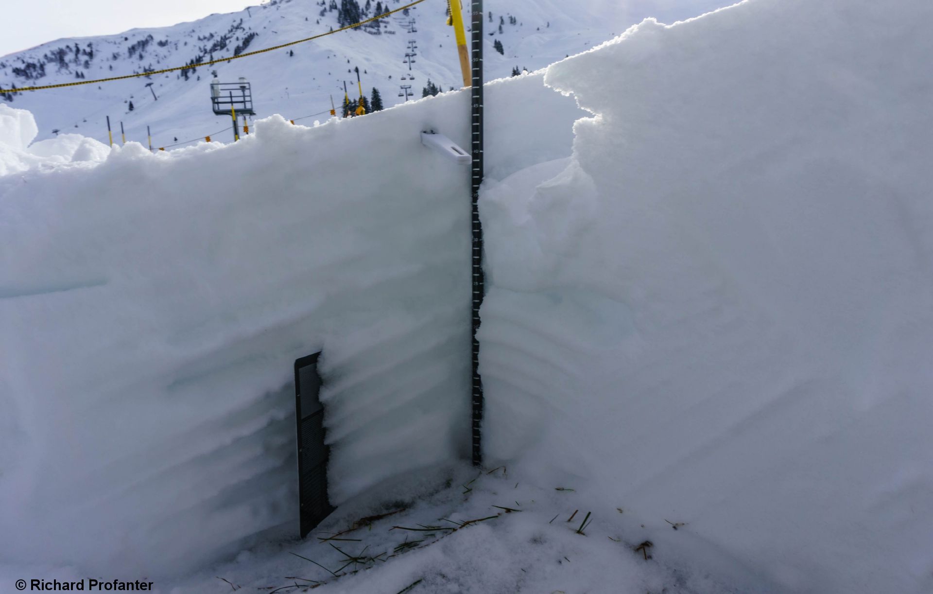 Unverändert: Altschneeproblem beginnend von etwa 2000m aufwärts – Frischer Triebschnee in großen Höhen