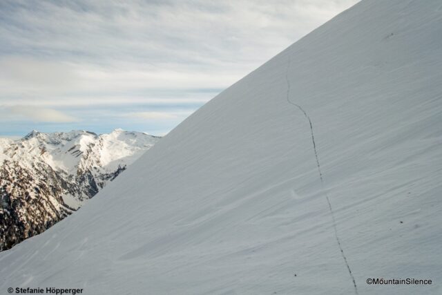 Risse in der Schneedecke als Alarmzeichen einer störanfälligen Schneedecke. Sattelberg, am 14.12.2022. Seit dem Foto ist eine gute Woche vergangen. Inzwischen gibt es nur mehr wenige Rückmeldungen über Rissbildungen und Wummgeräusche. Risse in der Schneedecke als Alarmzeichen einer störanfälligen Schneedecke. Sattelberg, am 14.12.2022. Seit dem Foto ist eine gute Woche vergangen. Inzwischen gibt es nur mehr wenige Rückmeldungen über Rissbildungen und Wummgeräusche.